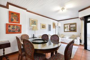 - une salle à manger avec une table et des chaises dans l'établissement São Pedro Terrace - Checkinhome, à São Pedro do Estoril