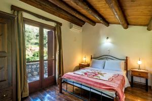 Posteľ alebo postele v izbe v ubytovaní Artemida Traditional Homes BY APOKORONAS-VILLAS