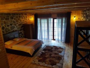 um quarto com uma cama e uma grande janela em Eliya Otel Restoran em Akarsu