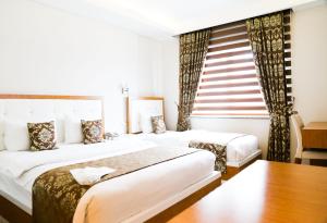 Postel nebo postele na pokoji v ubytování Cebeciler Hotel