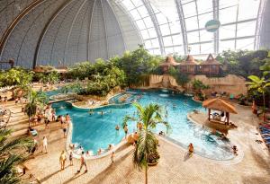 uma grande piscina num parque temático com pessoas nele em Tropical Islands Campingplatz em Krausnick