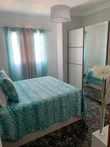 een slaapkamer met een bed en een spiegel bij Vacacional Tegueste 1ºA in Vecindario