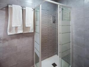 una doccia con porta in vetro in bagno di Duende RooMalaga by Bossh! Apartments a Málaga
