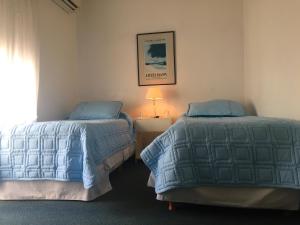سرير أو أسرّة في غرفة في Aqua Hotel