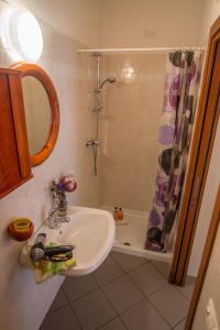 A bathroom at Little Arco Guest House