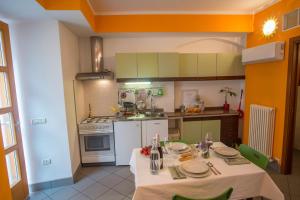 A kitchen or kitchenette at Little Arco Guest House