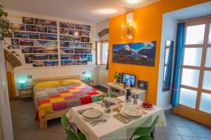 A bed or beds in a room at Little Arco Guest House