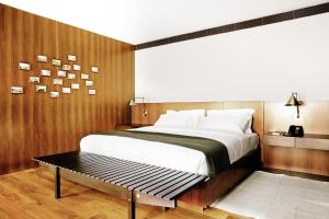 Square Nine Hotel Belgrade-The Leading Hotels of The World tesisinde bir odada yatak veya yataklar