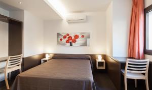 A bed or beds in a room at Apartaments i habitacions Can Morera Olot