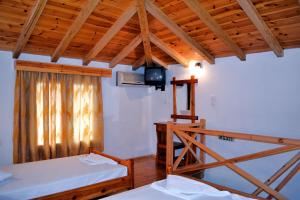 Postel nebo postele na pokoji v ubytování Aiolos House