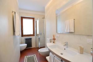 ボルミオにあるCasa Miaの白いバスルーム(洗面台、トイレ付)