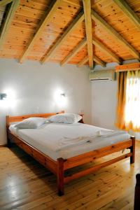 Postel nebo postele na pokoji v ubytování Aiolos House