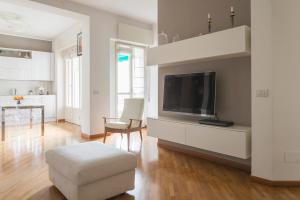 un salon avec une télévision et une chaise dans l'établissement Milano Cosmopolitan Home, à Milan
