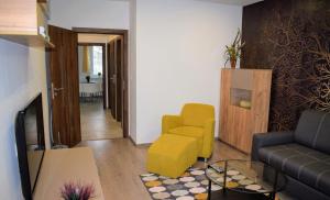 un soggiorno con divano e sedia di Center City Apartment II a Nitra