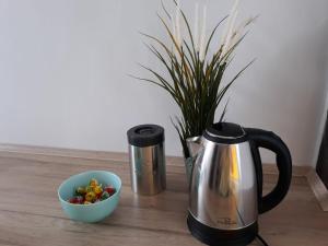 Zestaw do parzenia kawy i herbaty w obiekcie Apartament Mariacka