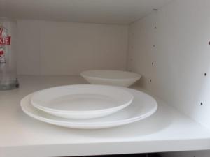 biały talerz i dwie miski na ladzie w obiekcie Apartament Mariacka w Bydgoszczy +11 zdjęć