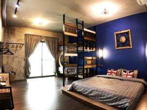 una camera da letto con un letto e una parete blu di ALL BLUE a Città Vecchia di Hengchun