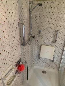 a bathroom with a sink and a bath tub at Haus HaWei in Vienna