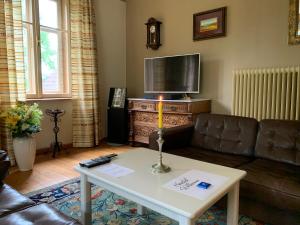 ein Wohnzimmer mit einer Couch und einem Tisch in der Unterkunft Haus HaWei in Wien