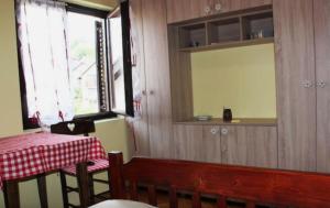 巴伊納巴什塔的住宿－Putnicka kuca kod Dragane，一间带桌子、桌子和镜子的用餐室