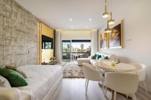 sala de estar con sofá, mesa y sillas en Ocean View Luxury Suite & Terrace Estoril, Cascias, en Estoril