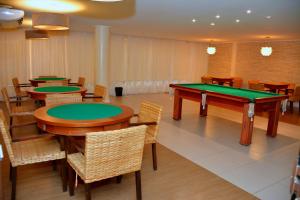 拉巴拉德納聖米格爾的住宿－Barra Bali Barra，用餐室配有乒乓球桌和椅子