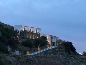 une maison au sommet d'une colline la nuit dans l'établissement Relais Bellavista 5, à Miniera dellʼArgentiera