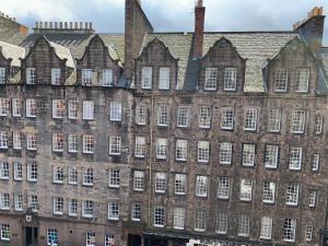 un antiguo edificio de ladrillo con ventanas blancas en Royal Mile Suites by the Castle en Edimburgo