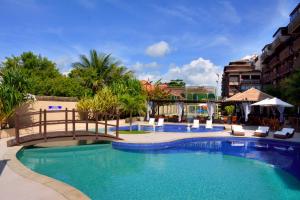 a swimming pool with a bridge in a hotel at Barra Bali Barra in Barra de São Miguel