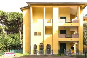 リド・ディ・スピーナにあるLe Terrazze Apartmentsの黄色の建物