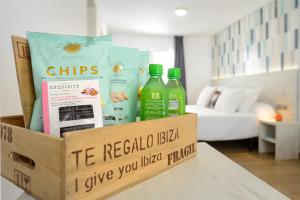 una caja llena de productos encima de una mesa en Hotel Vibra Lei Ibiza - Adults only en Ibiza