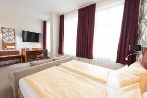 Postel nebo postele na pokoji v ubytování Hotel Schwarzer Adler Jever