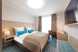 Postel nebo postele na pokoji v ubytování Hotel Schwarzer Adler Jever