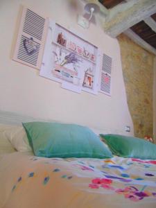 Dormitorio con cama con posters en la pared en B&B Un posto nel mondo, en Siena