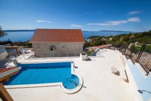 a swimming pool on the roof of a house at VILLA FENIX PODGORA in Podgora
