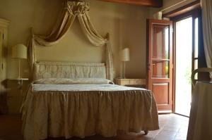 a bedroom with a bed and a window at Il Cardo Resort in Anghiari