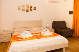 a bedroom with a bed with two towels on it at Appartamenti Vacanze Mareemare in Capo dʼOrlando