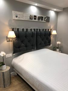 1 dormitorio con 1 cama grande y cabecero negro en HSH Marina-Deauville Superbe Appartement en Deauville