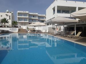 a large swimming pool in front of a building at La Casa Di Napa Apartments in Ayia Napa
