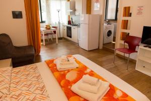 un soggiorno con due asciugamani su un tavolo di Appartamenti Vacanze Mareemare a Capo dʼOrlando