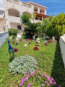 un jardín frente a una casa con flores en Apartments Fani, en Bol