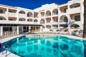 une piscine en face d'un hôtel dans l'établissement Hotel Vibra Bossa Flow - Adults only, à Playa d'en Bossa