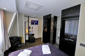 a hotel room with a purple bed and a bathroom at Cityview Hotel in Amsterdam