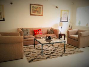sala de estar con sofá y mesa de centro en Hotel Casa Jardin en Asunción