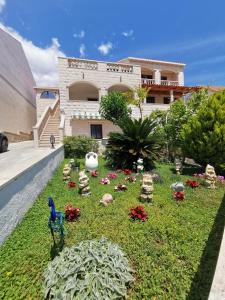 un jardín frente a una casa con flores en Apartments Fani, en Bol