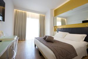 Habitación de hotel con cama grande y escritorio. en Best Western Hotel Luxor en Turín