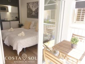 2 zdjęcia sypialni z łóżkiem i balkonem w obiekcie LA CARIHUELA TORREMOLINOS- STUDIO 1- COSTA SOL HOLIDAY RENTALS w mieście Torremolinos