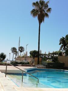 Der Swimmingpool an oder in der Nähe von Torremolinos Beach Apartment