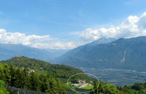 einen Blick auf ein Tal mit Bergen in der Ferne in der Unterkunft Residence Liesy in Tisens