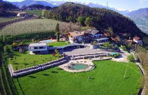 eine Luftansicht eines Hauses auf einem grünen Feld in der Unterkunft Residence Liesy in Tisens